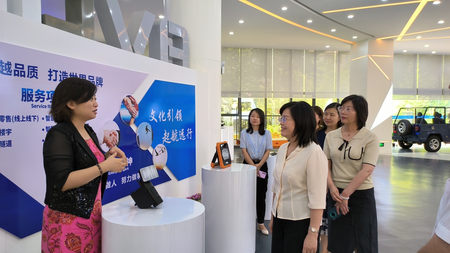 7月13日，省婦聯(lián)黨組書(shū)記、主席楊曉曼一行到全國(guó)巾幗建功先進(jìn)集體--成威科技調(diào)研3.jpg